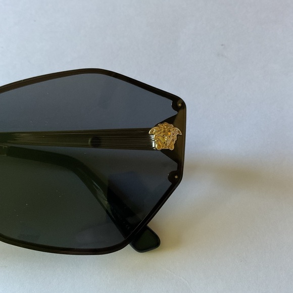 VERSACE 2182 SHIELD MEDUSA SUNGLASSES BLACK AND GOLD WITH CASE NWOT main image 14